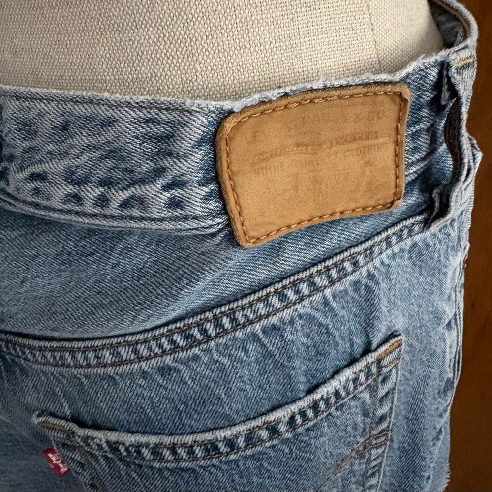 SOLD LEVIS sz 30 Rib Cage Shorts Medium Blue Denim Jeans Shorts Button Fly - Picture 4 of 10